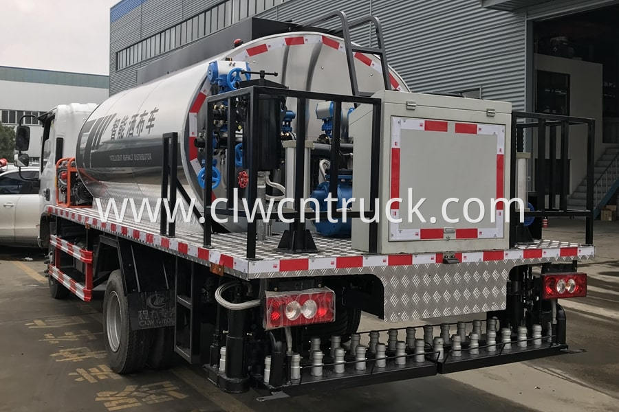 bitumen sprayer truck 2